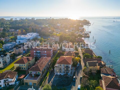 Ort: Municipality Lido-Pellestrina, Venedig Der Lido von Venedig ist ein beliebter Badeort für Venezianer und Touristen aus Italien und der ganzen Welt, der für sein kristallklares Wasser und seine schönen Strände geschätzt wird. Der Jugendstil prägt...