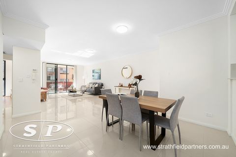 Dit zeer ruime bakstenen appartement van 164 m² ligt op een toplocatie en combineert perfect moderne architectuur met comfortabel wonen. Met een enorm balkon rondom, 3 royale slaapkamers en dubbele parkeerplaatsen is deze woning een zeldzaam juweeltj...