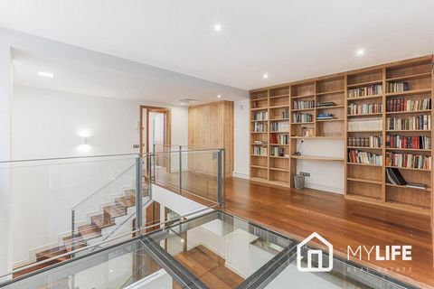 MYLIFE Real Estate presenterar denna fantastiska triplexfastighet till salu belägen i ett av de bästa områdena i staden, Vila de Gràcia. egendomsbeskrivning Huset har en byggd yta på 144 m2 och består av tre våningar och ligger i en byggnad från 2008...