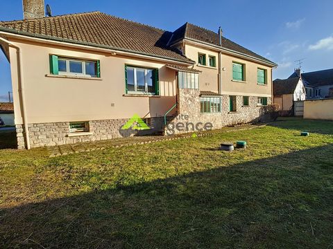 Votre Petite Agence Guéret vous propose cette magnifique maison comprenant au rez de chaussée: une grande entrée desservant 2 bureaux, une chambre, un dressing, une salle d'eau avec douche et un espace chaufferie et caves. Au premier étage: cuisine, ...