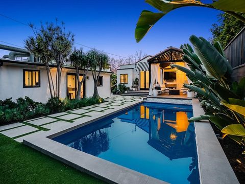 Benvenuti al 732 N Vista St, un rifugio in stile spagnolo magistralmente ristrutturato nel cuore di West Hollywood. Caratterizzato da una residenza principale di 1.387 piedi quadrati (per titolo) con 2 letti + 2 bagni e un ADU indipendente da 1 letto...