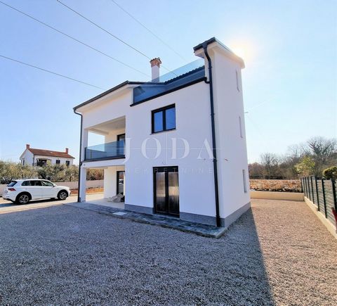 Location: Primorsko-goranska županija, Malinska-Dubašnica, Malinska. Ein Einfamilienhaus mit Panoramablick auf das Meer in der Nähe von Malinska auf der Insel Krk zu verkaufen! Das Haus hat eine Wohnfläche von 193m2 und wurde auf einem Grundstück von...