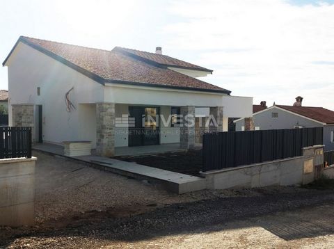 Dans une petite ville près de Poreč, une villa moderne jumelée avec piscine et vue sur la mer est à vendre. La villa a une superficie nette utile de 101,45 m² (avec les coefficients de réduction) et s'étend sur deux étages : rez-de-chaussée de 71,50 ...