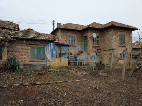 Top Estate Real Estate bietet Ihnen ein zweistöckiges Backsteinhaus mit einem großen Hof und einem Brunnen im Dorf Kardam, Gemeinde Popovo, Region Targovishte. Das Dorf Kardam ist ein großes und gut entwickeltes Dorf, das 7 km nordöstlich der Stadt P...