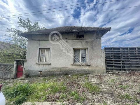 L’agence immobilière 'Imoti Tarnovgrad' vous propose une maison dans le village de Karaisen, situé à 17 km. de la ville de Pavlikeni. Il est situé près du centre, sur une route goudronnée. La maison a une superficie de 100 m². Réparti entre quatre ch...