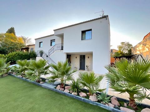 Idéale pour une grande famille ou des professions libérales, cette villa contemporaine de 1980 offre des espaces généreux et une polyvalence unique. Avec 6 chambres, une cuisine moderne ouverte sur le jardin, et un accès direct à une belle piscine, c...