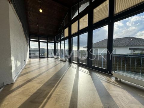 Esta encantadora casa unifamiliar fue construida alrededor de 1971 en una parcela de aprox. 1005 m² en la ladera sur de Leun-Stockhausen y ofrece una vista idílica del Taunus. La casa tiene una superficie habitable de aprox. 181 m², repartidos en dos...