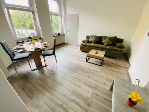 Bei dieser ansprechenden Immobilie handelt es sich um neuwertige eine Wohnung in der ersten Etage, die durch eine luxuriöse Innenausstattung besticht und zum 01.10.2022 bezogen werden kann. Zu der Wohnung zählen zwei attraktive Zimmer. Zur Verfügung ...