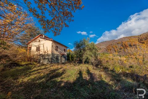 Nestled in the peaceful and picturesque landscape of the Pistoia mountains, surrounded by unspoiled nature, this detached rustico awaits its future owners with a magnificent view. Originally built in 1969, this property is divided into a 100 m² apart...