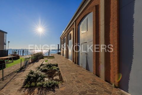 Ort: Giudecca, Venedig Das Anwesen befindet sich in der renommiertesten Gegend der Giudecca-Zitelle, neben Villa Heriot und dem renommierten Hotel Cipriani und Bauer. Der exklusive Pier ist nicht nur mit dem Wasserbus und dem Flughafen-Shuttle leicht...