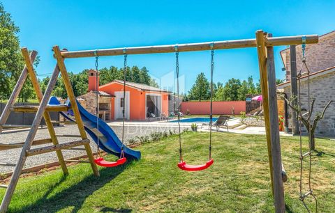 Location: Istarska županija, Višnjan, Mališi. Istrien, Visnjan In der Nähe von Visnjan in einem kleinen und ruhigen istrischen Dorf befindet sich dieses charmante Anwesen mit zwei Häusern. Das Anwesen erstreckt sich über ein Grundstück von 2066 m2, d...