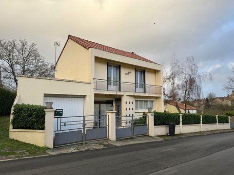 In La Caillère-Saint-Hilaire. EXCLUSIVITEIT. Referentie: 1832V. Mooi dorpshuis van ongeveer 71 m2 woonoppervlak bestaande uit: Op de begane grond: entree, keuken, woonkamer, woonkamer en toilet. Boven: overloop, 3 slaapkamers, badkamer en toilet. Bui...