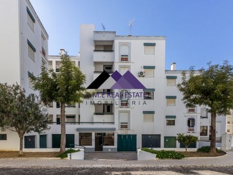 Fantastique Appartement au premier étage d'un immeuble avec ascenseur. L'appartement se compose d'un hall d'entrée, d'une cuisine, de deux chambres avec placards intégrés, d'une salle de bain et d'un grand salon avec accès à un magnifique balcon avec...