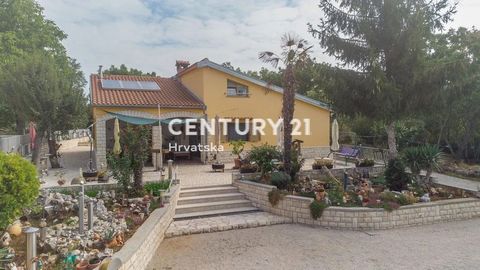 Dieses Haus befindet sich in äußerst ruhiger Lage, am Rande eines kleinen Dorfes, 3,5 km von der historischen istrischen Stadt Sv. Lovreč entfernt. Die Wohnfläche beträgt 171m2 und ist in ein Erdgeschoss und ein Dachgeschoss aufgeteilt. Beim Betreten...