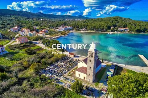 Pašman, spiaggia di Lučina! Due terreni edificabili con una superficie totale di 1099 m2 sono in vendita. Il terreno edificabile situato in prima fila vicino al mare ha una superficie di 634 m2 e un permesso di localizzazione per un edificio residenz...