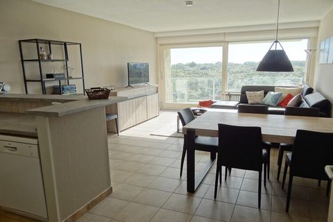 Appartement met 2 slaapkamers Uitzicht op de duinen. Zonneterras met meubilair Dit uitzonderlijke appartement ligt te midden van de drukke straten van de betoverende kustplaats Nieuwpoort en is het toonbeeld van modern comfort en stedelijke verfijnin...