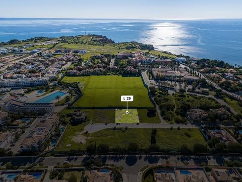 Dies bietet eine seltene Gelegenheit, ein hervorragendes Grundstück in der begehrtesten Gegend von Lagos, Porto de Mós, zu besitzen. Dieses beeindruckende Grundstück mit einer Größe von 1.200 m² bietet eine wunderbare leere Leinwand für den Bau Ihres...