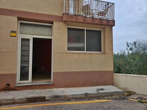 Dans le charmant village de pêcheurs de L'Ametlla de Mar, nous mettons en vente un magnifique et spacieux local commercial en duplex de 116 m². La propriété dispose d'une surface de 25 m² au rez-de-chaussée, idéale pour tout type d'activité commercia...