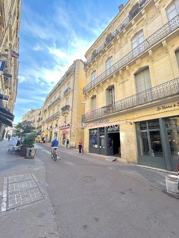 MONTPELLIER en plein cœur de l'écusson, je vous invite à venir découvrir ce T3 de 56m² plein de charme niché dans un sublime immeuble Haussmannien offrant un cadre de vie unique. Le bien se distingue par sa cuisine, moderne et équipée conservant le c...