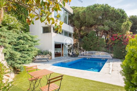 Una villa moderna en la primera línea del mar en la hermosa ciudad de Arenys de Mar. A poca distancia de la tranquila playa de La Musclera, el centro de la ciudad con todas las comodidades, dos estaciones de ferrocarril y una zona comercial con dos g...