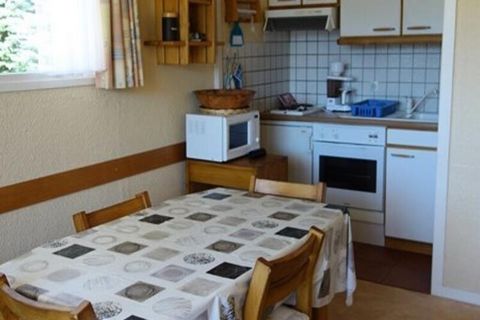 Cet appartement cosy de 35 m² est idéal pour les petites familles ou les groupes, comprenant une chambre confortable avec un lit double et un coin montagne avec deux lits superposés supplémentaires. Le salon offre un canapé lit et une télévision pour...