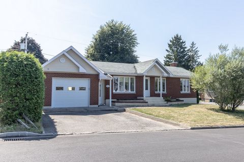 Large bungalow, perfect to meet the needs of a family, offering 4 spacious bedrooms and 2 full bathrooms. You will appreciate its large garage practical for your vehicles, your projects or your storage. Outside, the intimate courtyard invites you to ...