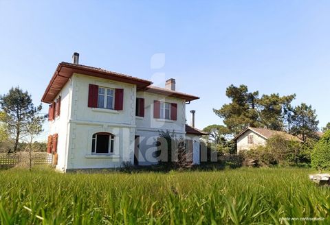 Charmant herenhuis, genesteld in een rustige omgeving, zonder vis-à-vis, in Escource. Gebouwd op een royaal perceel van 9.052 m2, is dit huis van 175 m2 woonoppervlak verdeeld over twee niveaus en biedt het 9 kamers, waaronder 6 grote slaapkamers, ee...