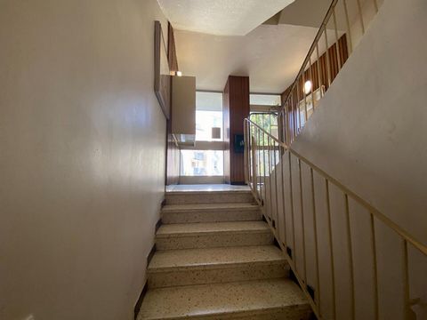 Dans résidence calme et sécurisée appartement T3 traversant 74m² composé d'une entrée , un salon , une salle à manger , une terrasse, une cuisine , buanderie , deux chambres, une salle de bain , WC indépendant. Une place de parking privée ainsi qu'un...