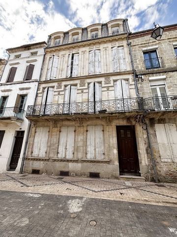 En LOT-ET-GARONNE, sur la commune de VILLENEUVE-SUR-LOT, venez investir dans cet immeuble de standing en centre-ville à fort potentiel. L'immeuble se compose d'un premier bâtiment en façade comprenant un local professionel en rez-de-chaussée d'enviro...