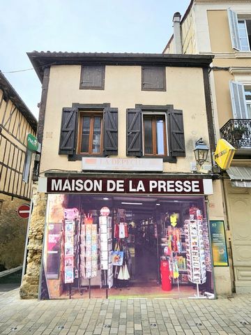 IMMEUBLE AVEC APPARTEMENT, LOCAL COMMERCIAL ET CAVE
