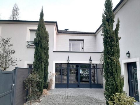Barrière Saint Marc. Résidence de standing. Beau T3 récent et lumineux en parfait état au 1er et dernier étage avec terrasse et 2 places de parking. VENDU LOUE OU LIBRE.