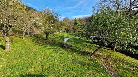 Le terrain résidentiel idyllique d’environ 800 m² offre suffisamment d’espace pour la maison de vos rêves. L’emplacement à flanc de colline permet une vue à couper le souffle. La propriété n’est pas encore divisée, vous avez donc un maximum de libert...