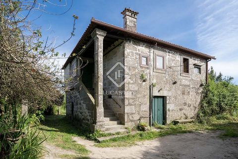 This beautiful stone country house was built in 1758, and a minor update was made in 1983. It sits on a large plot measuring 1,3 hectares with the possibility of building and has great potential. The property is located just outside Tui and has nice ...