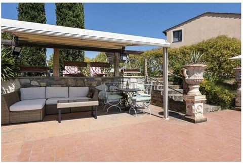 Incantevole villa con piscina privata e giardino, nella campagna di Capannoli, vicino a Pisa e Volterra. Può ospitare fino a 12 persone.