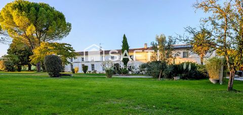 Charentaise de 292 m², 5 chambres avec grand parc.