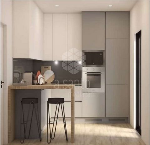 Découvrez le charme et le raffinement de cet appartement en duplex de 3 + 1 chambres, en cours de réhabilitation, situé au cœur de Queluz, à quelques pas de l’emblématique Palais de Queluz. Inséré dans un immeuble traditionnel, avec seulement 3 appar...