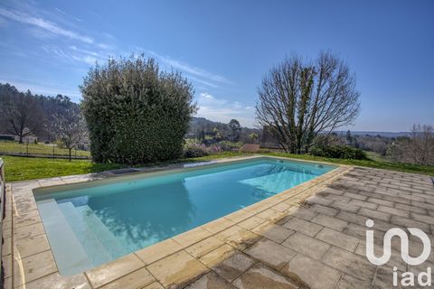 iad France - Anne FOUQUET vous propose: Sur les hauteurs, avec vue imprenable sur la Bastide de DOMME, maison d'architecte contemporaine, très soignée et fonctionnelle, proposant au rez-de-jardin : agréable pièce de vie très lumineuse donnant sur cui...