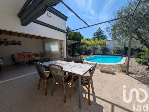 iad France - Christophe Bizzozzero vous propose: Montélimar - 110m2 sur sous sol complet de 85m2 - 3 chambres Située en fond d'impasse, au calme et très proche des commerces et commodités, villa d'environ 110m2 des années 60 sur un terrain clos et ar...