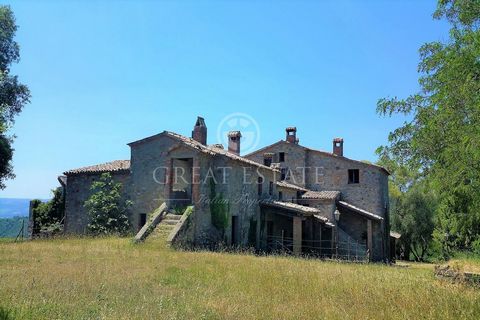 For sale houses to be restored with accommodation in disuse in Umbria in a unique, quiet and very scenic. Borgo, in the countryside, with hamlets and former accommodation closed and idle for several years. The building was inhabited and running, but ...