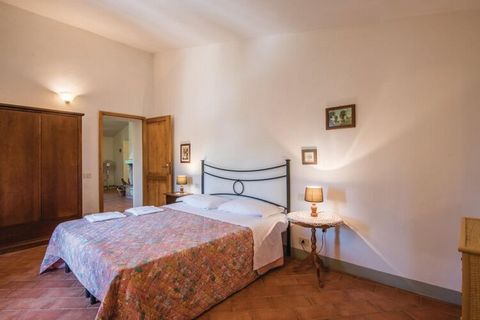 This 2-bedroom typical country farmhouse in the medieval town of San Gimignano in Sienese countryside can host a family or a group of 6 people. This comfortable home comes with a shared swimming pool for enjoying a refreshing dive and a shared garden...