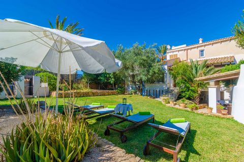 Welcome to this beautiful typical village house with a garden, located at Portocolom, near the sea, where 8 guests will feel like at home. This house disposes of a wonderful grass area, hammocks where you can relax and sunbathe, and different terrace...