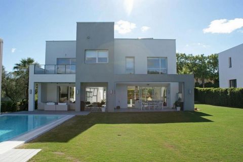 Girasol Homes presents a contemporary 4 Bedroom Villa situated in the highly sought after Sotogrande Costa Area. On the ground floor there is a state of the art kitchen with modern appliances, living room with fireplace , guest toilet and porch leadi...