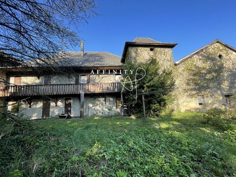 In the heart of the village of Cranves-Sales, magnificent mansion to renovate built on R + 1, attic and a basement. 5 minutes from main amenities and 30 minutes from Geneva. With an area of 690m² of living space, it enjoys a rare charm, with exposed ...