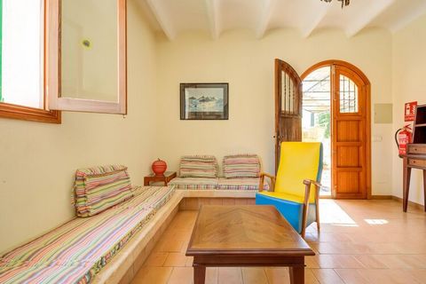 Ubicado en Campos, en la isla de Mallorca, esta es una casa de campo de 2 dormitorios con una piscina compartida. También tiene una terraza techada con muebles de jardín a su disposición. Las familias o grupos de 4 lo encontrarán perfecto. La famosa ...