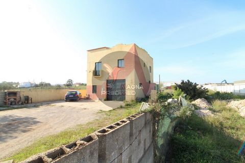 Warehouse for sale, with an area of 136m2 and land with 2502 m2. This Warehouse is located in an industrial area and has the possibility to be expanded. There is also on the first floor a dependency with two rooms. kitchen and bathroom that can turn ...