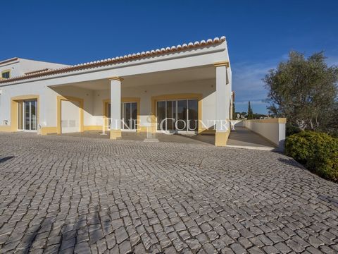This spacious restaurant located on the Vale do Milho golf course on the outskirts of Carvoeiro. The ground floor comprises of a large dining area, pantry and a large kitchen to the rear of the ground floor. A separate room with a disabled toilet is ...