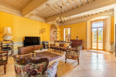 This prestigious apartment is located in the heart of the romantic setting of Todi, a few steps from Piazza Umberto I and the Duomo, on the second floor of one of the most famous buildings in Todi, Palazzo Chiaravalle. The charm of this property is c...