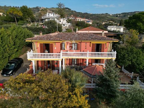 In Agropoli, in via Vienna, we offer for sale a beautiful independent villa of 221 square meters on two levels. The Villa is made up on the first floor of a large entrance hall, 4 bedrooms, a bathroom and a closet. An internal staircase leads to the ...