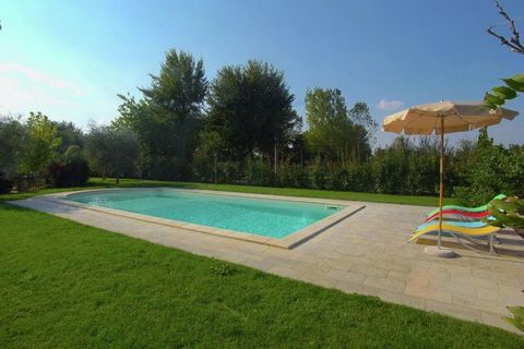En Cortona, hay una hermosa villa privada con 2 dormitorios y es ideal para familias pequeñas o parejas. Las ciudades Montepulciano, Castelnuovo Berardenga, Arezzo y Perugia están cerca y también puede explorar Toscana y Umbría. Hay un lago a 15 km. ...