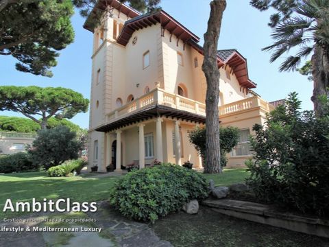 Sant Vicenç de Montalt Modernist house and foot to the beach In a privileged enclave facing the sea, we have this modernist villa with a constructed area of 600m² on a plot of 1600m². The main house consists of a large hall, 10 bedrooms (9 doubles), ...